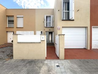 House  Avenida onze de setembre. Casa adosada con piscina privada en sant pere pescador, alt empo