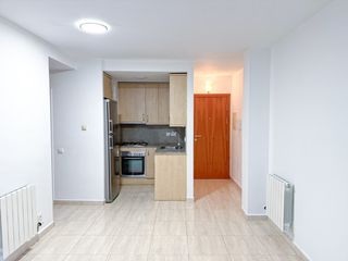 Appartement à Calle pau 4. Piso de 2 dormitorios con ascensor en figueres