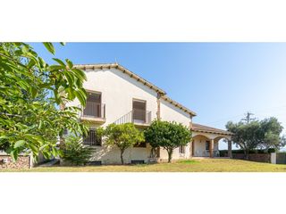 Maison  Avenida empuries 0. Chalet independiente de estilo rústico, en bon relax, sant pere