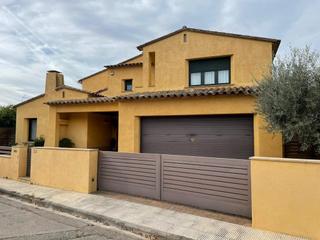 Xalet a Carrer jofre el pilós, 23 23. Chalet en venta en la bisbal demporda
