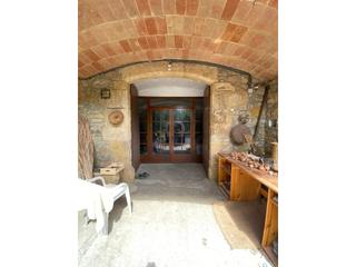 Casa a Carrer jaume ii 47. Masia en venta en la bisbal dempordà