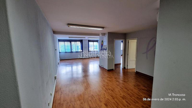 Foto c242698c-25f8-402f-bcb5-318fb4362edb. Alquiler oficina luminosa oficina en calle coruña, frente a hacienda en Vigo