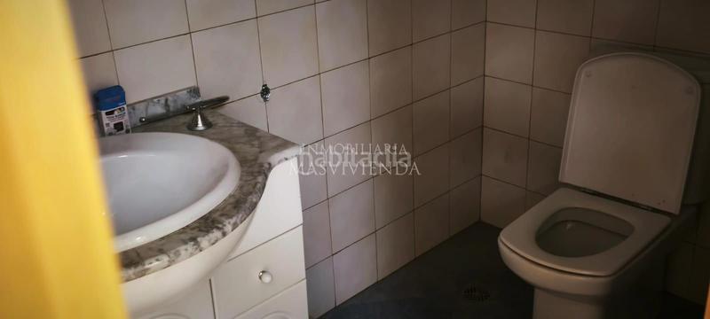 Foto 861bb9b3-e0f6-4d11-9d98-fe2b559d4476. Local comercial a O Castro Vigo