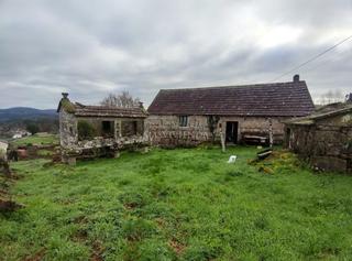Haus  San adrián de calvos. Bonita casa de piedra para resturar en fornelos de montes