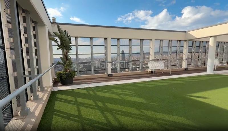 Foto 38fd3c84-bb15-49b7-a93a-a3d85d4b63cb. Alquiler ático atico y vistas excepcionales de día y noche en Barcelona