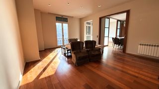 Rent Flat  Carrer de girona. Piso exterior en pleno ensanche