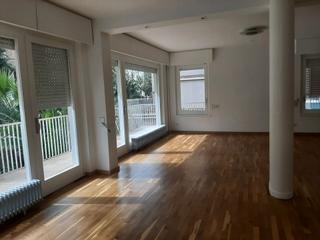 Location Appartement  Carrer de l'emancipació. Piso reformado de cinco dormitorios