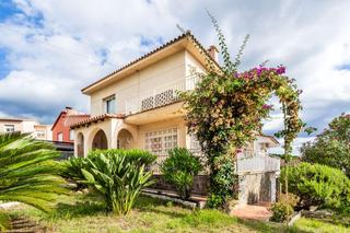 Chalet à Carrer narcís oller, pineda de mar, spain. Casa a cuatro vientos en pineda de mar con vistas al mar