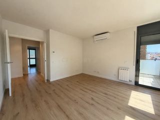 Lloguer Pis  Carrer de baltasar d'espanya, 1b, sant joan despí, spain. Luminoso piso con balcón, parking y piscina en comunidad privada