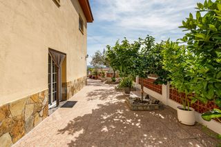 Casa a Carrer sant joaquim, 21, abrera, spain. Preciosa casa independiente con 5 habitaciones y vistas a montse