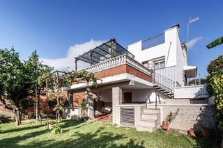 Casa  Carrer de les liles, viladecans, spain 5. Casa a cuatro vientos con jardin y piscina privada en viladencan