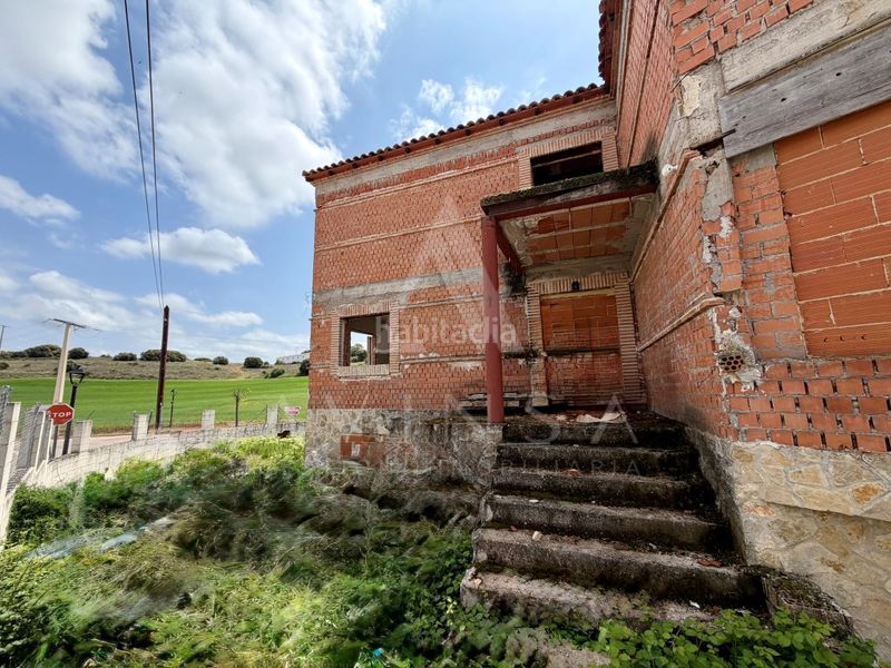 Foto 0c887415-b44a-40f9-909c-67c3fc616642. Casa amb aparcament a Yebes - pueblo Yebes