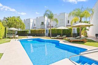Casa  Arriate. Casa adosada en venta en urb. los naranjos, nueva andalucía, mar