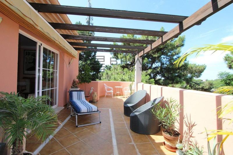 Foto c545e7ef-47bb-479f-a1c4-48383c3b0b26. Attico con piscina in Santa María Marbella