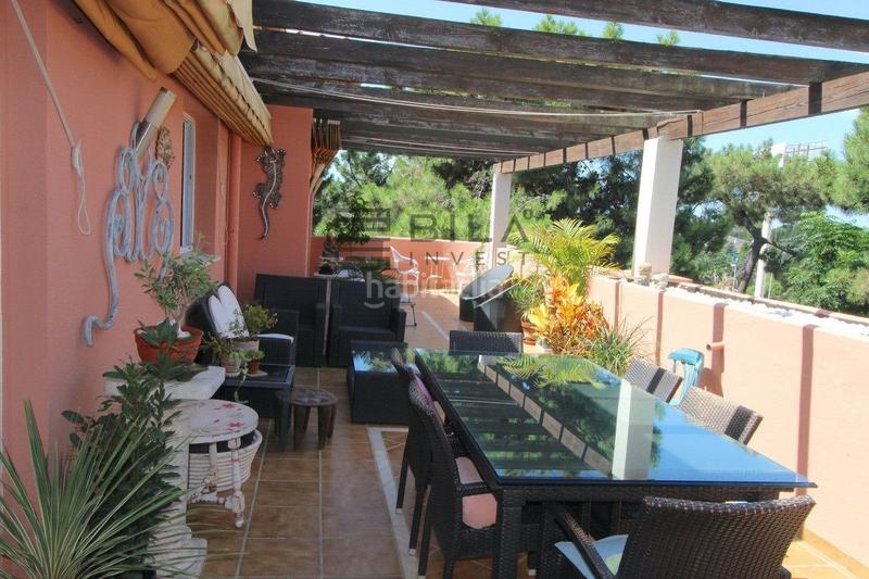 Foto fd94a4fe-2b35-4594-a510-324431980be4. Attico con piscina in Santa María Marbella