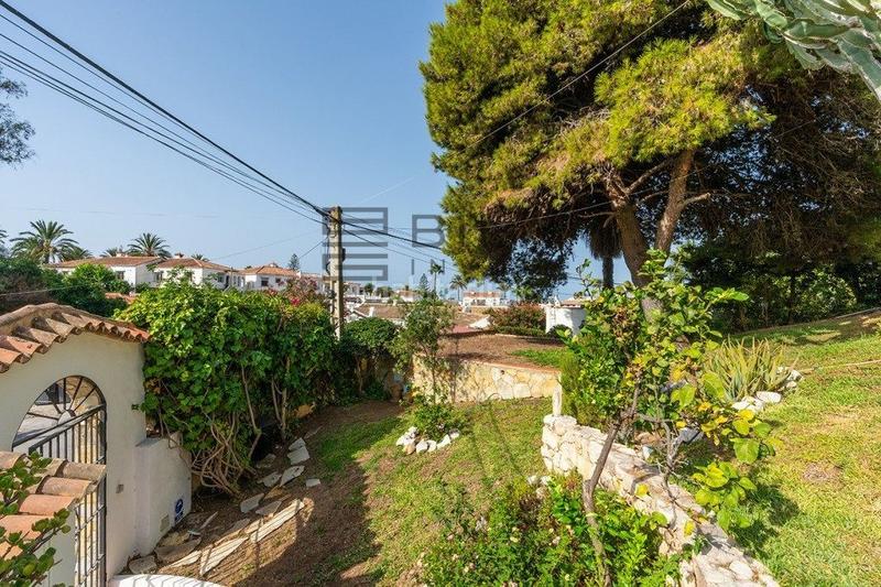 Foto abe4f5cb-111b-4b11-bdb2-cb2a3ab2b3a1. Chalet  independiente en venta en el faro, costa en Mijas