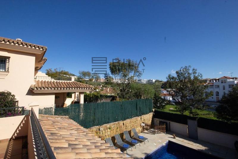 Foto 4114de16-4ab7-45af-bd19-91b839628107. Maison jumelée avec piscine dans Riviera del Sol Mijas