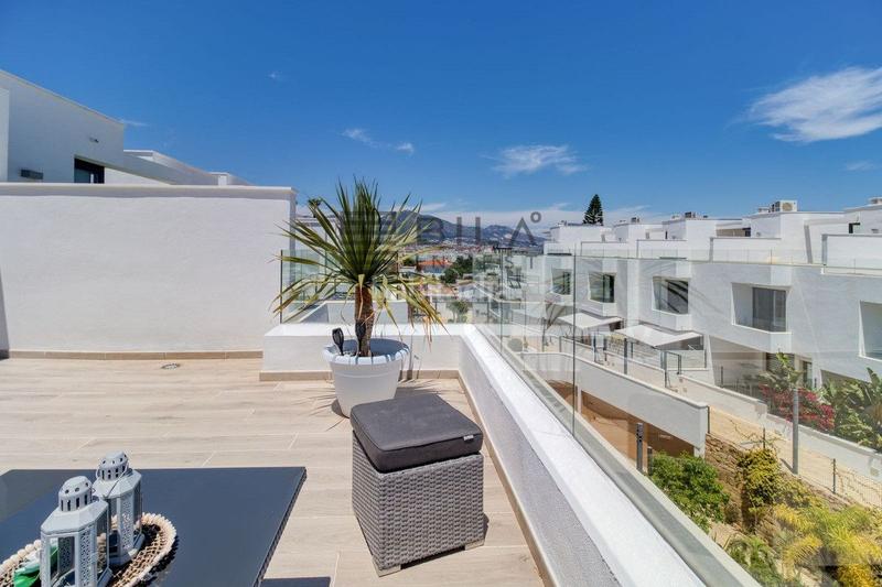 Foto 777f66b3-c750-40e5-b29d-329d795245e0. Maison jumelée avec parking piscine dans Castillo Sohail - Myramar Fuengirola