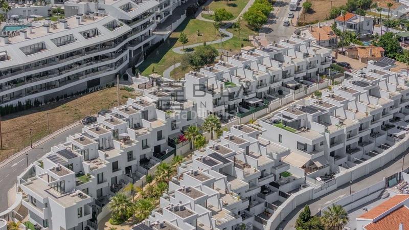 Foto eb187b8d-6b26-4d3f-a1f8-26af6c35861e. Maison jumelée avec parking piscine dans Castillo Sohail - Myramar Fuengirola