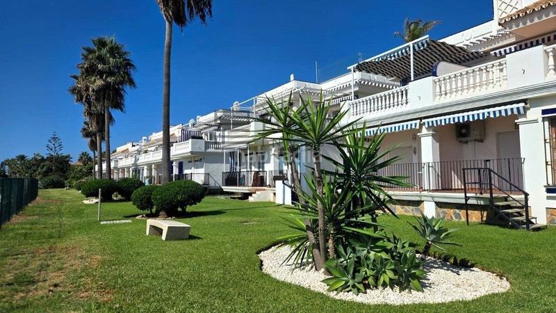 Foto 0cef3dac-620e-49af-bfa2-6e1ea34630ac. Piso  en venta en 1 linea de playa en urb. mohana, el faro, costa en Mijas