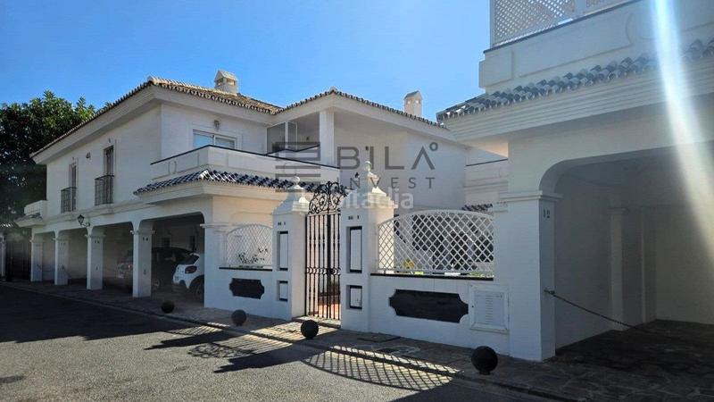 Foto d1b34a59-1a65-46ce-843f-6ed0629e5bc9. Piso  en venta en 1 linea de playa en urb. mohana, el faro, costa en Mijas