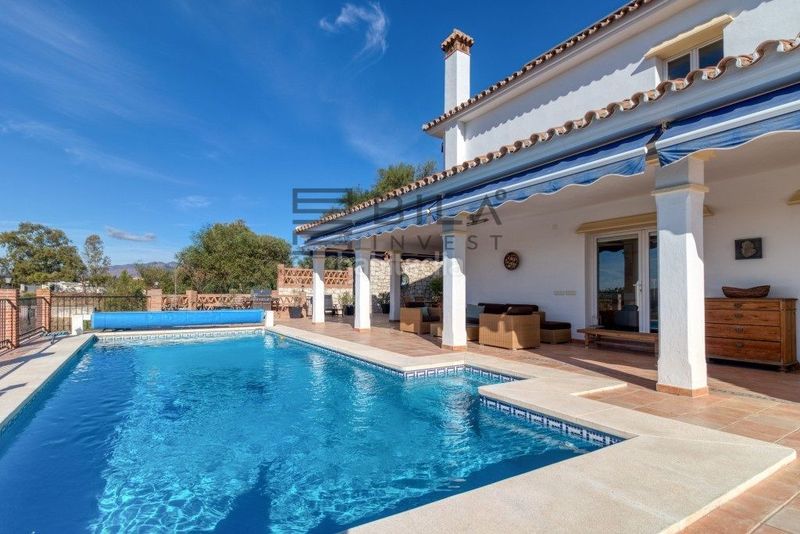 Foto 10bee4bd-8210-4370-b803-6bd97a79fd5d. Xalet amb aparcament piscina a Mijas pueblo Mijas