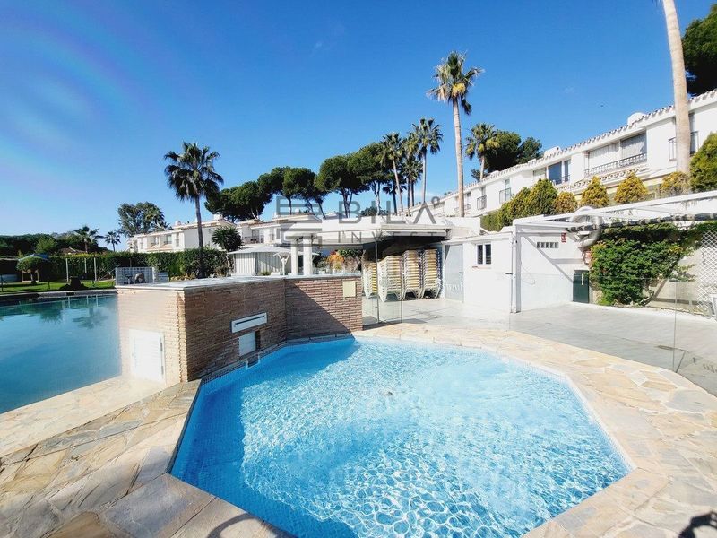 Foto efcd063c-cac6-4f5d-8f5c-7b005af9c796. Casa adossada amb aparcament piscina a Riviera del Sol Mijas