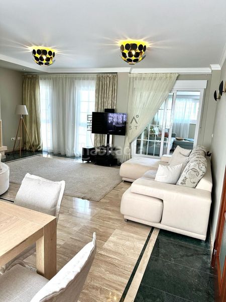 Foto c1fc8121-6317-4c37-bb5d-d66f33e2a039. Casa adossada amb aparcament piscina a Calahonda Mijas