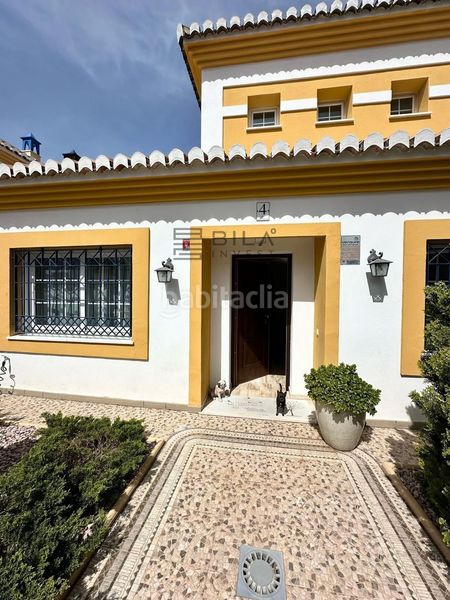 Foto e5bd6aad-23f0-41f1-9c14-9ab1f9211180. Casa adossada amb aparcament piscina a Calahonda Mijas