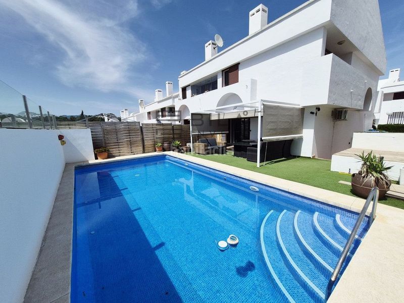 Foto 1a3c0eac-d66f-42e2-8b67-4d31333e99a9. Casa adossada amb piscina a El Faro de Calaburra - Chaparral Mijas