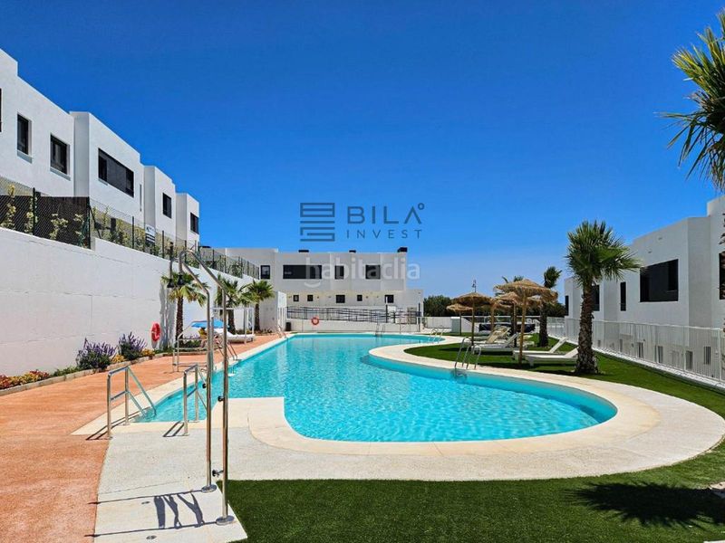 Foto 753a2edf-a4eb-43e1-aa59-5663ea120110. Casa adossada amb aparcament piscina a la cala Mijas Mijas
