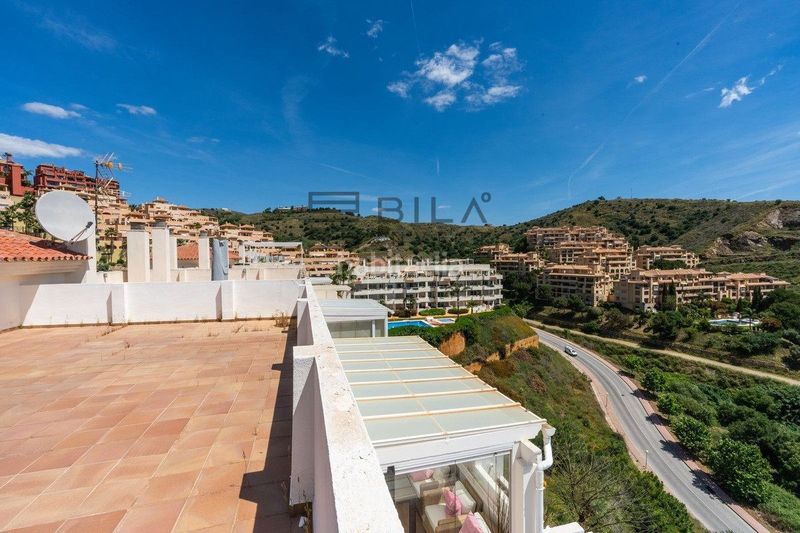 Foto eda64b36-d193-49ef-8f6f-a312222b2446. Àtic amb piscina a Calahonda Mijas