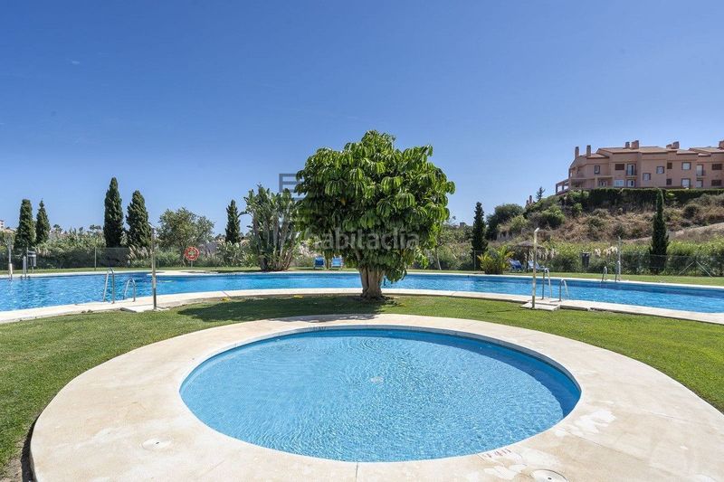Foto c2e6f541-eca4-4519-b71a-bd8b3e96162b. Àtic amb piscina a El Faro de Calaburra - Chaparral Mijas