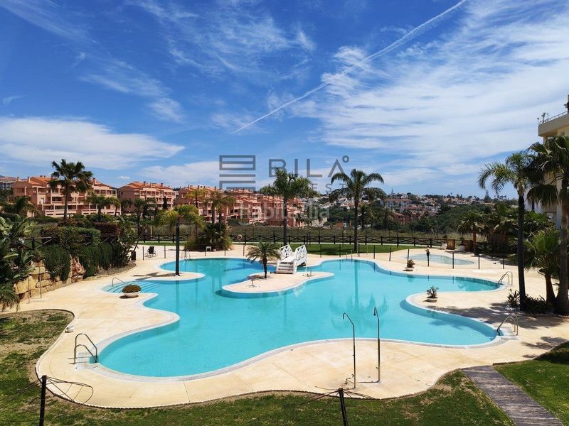 Foto 4efd3a24-4a52-4561-8aba-77e75403a638. Pis amb aparcament piscina a El Faro de Calaburra - Chaparral Mijas
