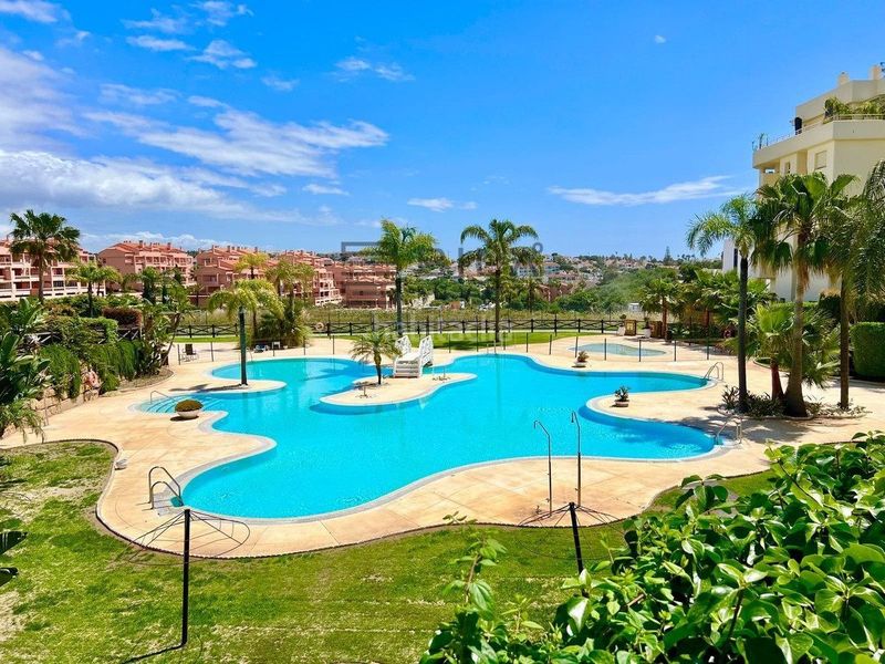 Foto bb73dbf1-a854-4bf5-9406-8d9a2ebbf6b6. Pis amb aparcament piscina a El Faro de Calaburra - Chaparral Mijas