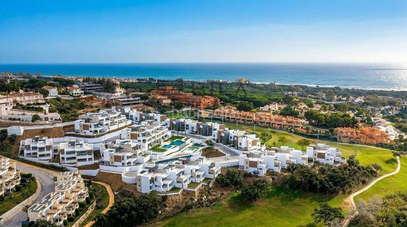 Foto 10e399de-6a1a-4415-8990-d38e6ba38459. Àtic amb piscina a Cabopino - Artola Marbella