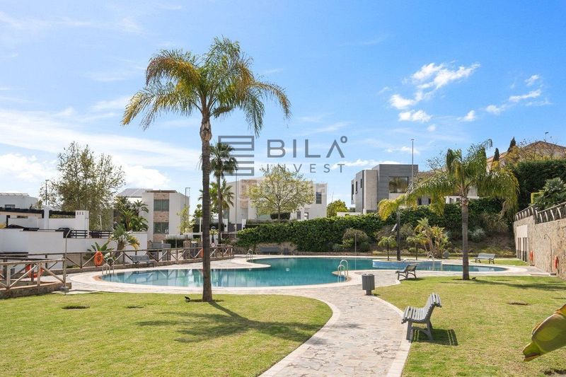 Foto 1ac94624-d64c-43bb-a1e3-c3e9d293a972. Casa adossada amb aparcament piscina a Santa Clara Marbella