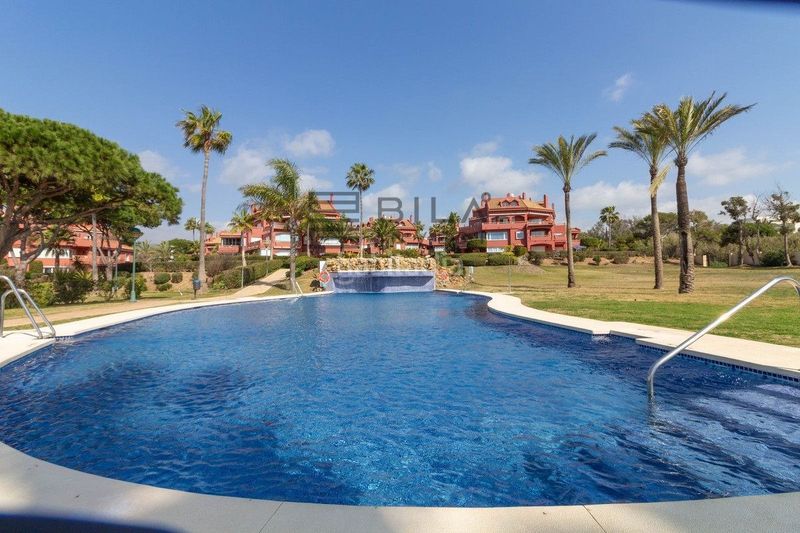 Foto 4e09b6d1-f571-4c84-aaef-a2c4fd82a8e3. Pis amb aparcament piscina a Romana Playa Marbella