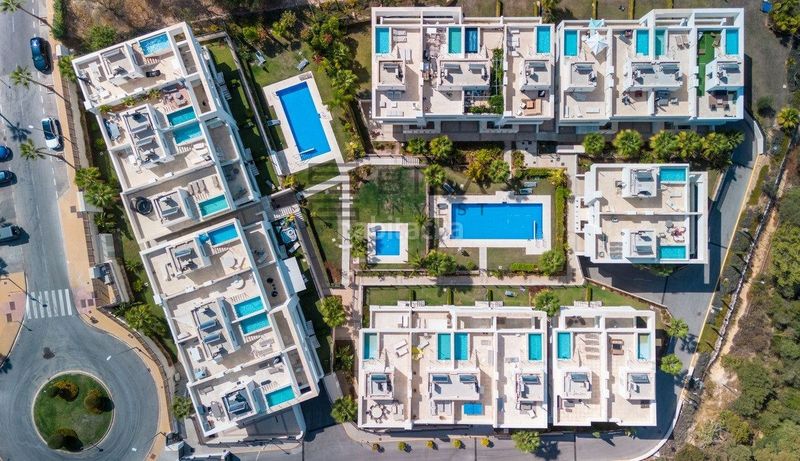 Foto 23966d76-ee11-43b1-b424-80288dab7251. Casa adossada amb aparcament piscina a Río Real Marbella