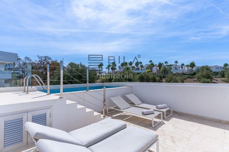 Foto 2f463548-a721-48c6-967c-ff92e636df63. Casa adossada amb aparcament piscina a Río Real Marbella