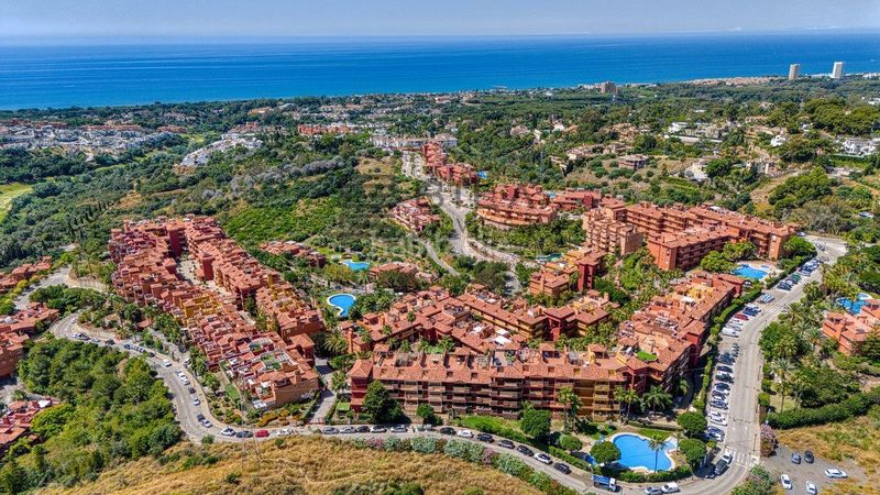 Foto a5f97a78-c1bf-4106-bc94-c3b5bed506f6. Pis amb aparcament piscina a reserva de Marbella Marbella