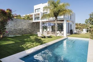 Casa aparellada  Residencial greenhills. Adosado en venta en  residencial greenhills  en artola, marbella