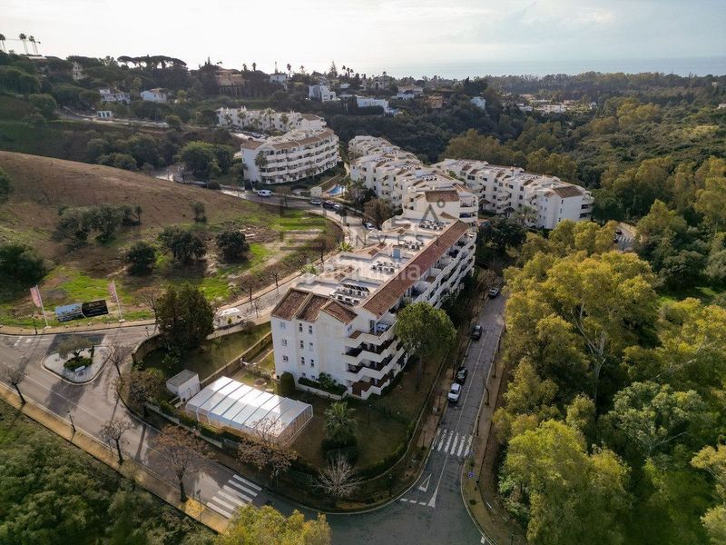 Foto 5d70745f-a384-4bd3-a7c7-ed53fe78ed4b. Pis amb aparcament piscina a Elviria Marbella