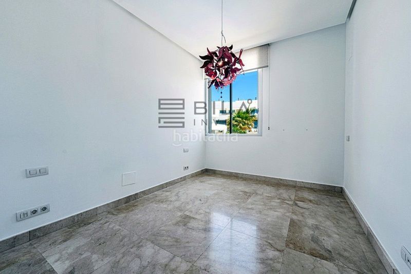 Foto 2bd4e8c4-90e2-46cb-95b3-4c46a4c12070. Casa adossada amb aparcament piscina a Río Real Marbella