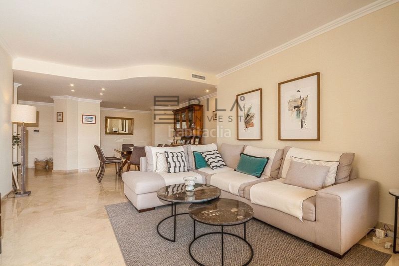 Foto bc096999-5a01-4c80-8ae8-30460f5bf870. Pis amb aparcament piscina a Elviria Marbella