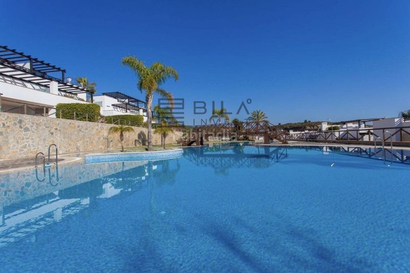 Foto c402cb0e-25a8-4511-8ae5-bf2207285564. Casa adossada amb piscina a Santa Clara Marbella