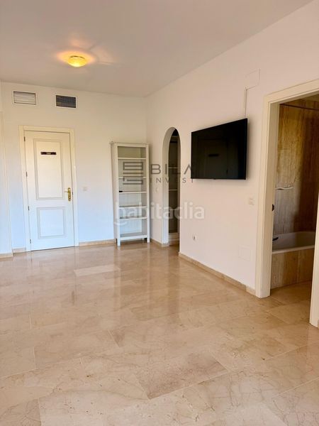 Foto b9d75c08-aeea-41f1-a754-7553eee467e1. Pis amb aparcament piscina a Santa María Marbella