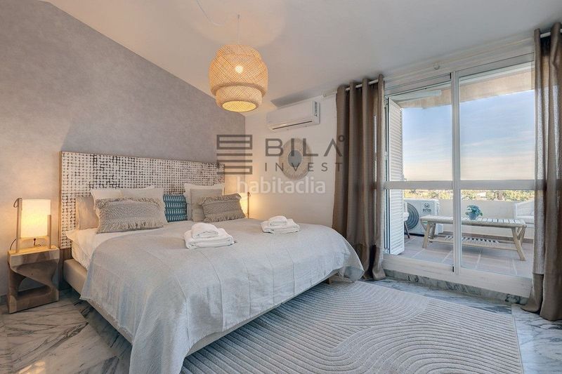 Foto fba935f5-2567-4d0e-bf76-c65238695371. Àtic amb piscina a bahía de Marbella Marbella