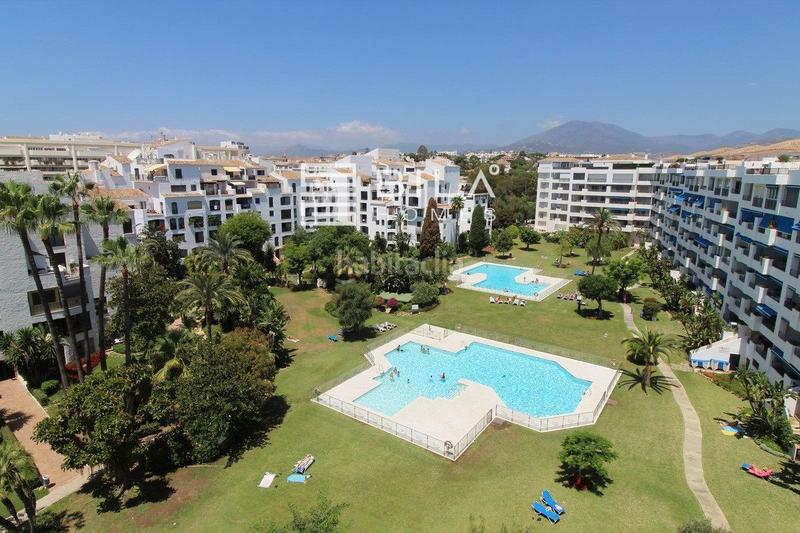 Foto f79eecc8-89ca-4e92-8500-0dde2b96d475. Piso  en venta en urb. jardines del puerto, puerto banus en Marbella