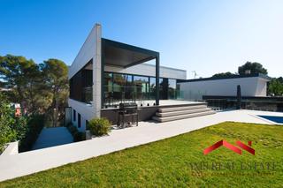 Maison  Carrer carrer de la noguera. Exclusiva villa de lujo con diseño contemporáneo y tecnología de